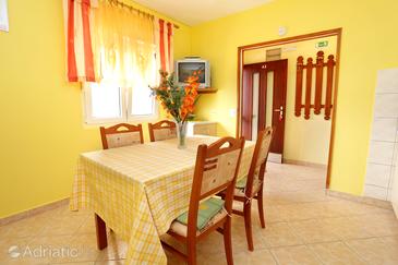 Dining room Karbuni, Dining room u smještaju tipa apartment, dostupna klima i WIFI.