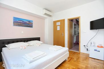 Bedroom Split, Bedroom u smještaju tipa room, dostupna klima i WIFI.