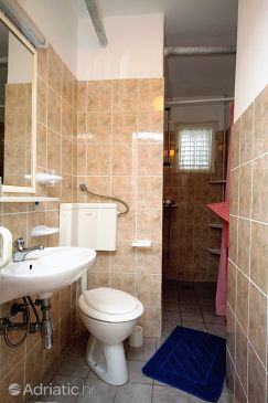 Bathroom Klenovica, Bathroom u smještaju tipa room.