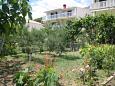 Courtyard - Rooms 2729 Courtyard Duće (Omiš) - Accommodation 2729 - Rooms near sea with sandy beach.