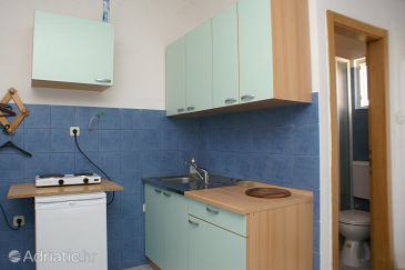 Kitchen Kaštel Štafilić, Kitchen u smještaju tipa studio-apartment, dopusteni kucni ljubimci i WIFI.