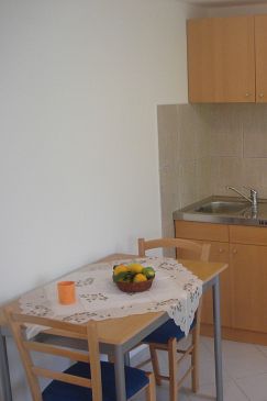 Dining room Supetar, Dining room u smještaju tipa studio-apartment, dopusteni kucni ljubimci i WIFI.