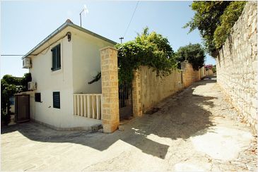 Property - Apartments 2836 Property Supetar (Brač) - Accommodation 2836 - Apartments near sea with pebble beach.
