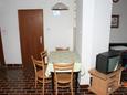 Dining room Bol, Dining room u smještaju tipa studio-apartment.