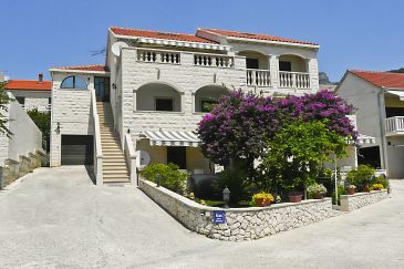 Property - Apartments 2882 Property Bol (Brač) - Accommodation 2882 - Apartments with pebble beach.
