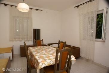 Dining room Mirca, Dining room u smještaju tipa studio-apartment.