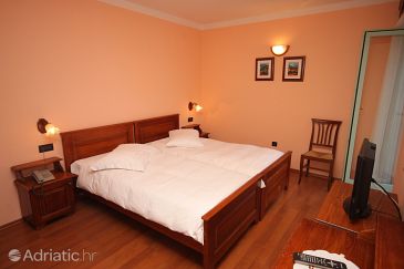 Bedroom Rabac, Bedroom u smještaju tipa room, dostupna klima i WIFI.