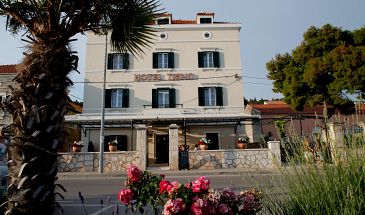 Property - Rooms 3219 Property Tisno (Murter) - Accommodation 3219 - Rooms near sea with pebble beach.
