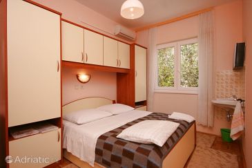 Bedroom Starigrad, Bedroom u smještaju tipa room, dostupna klima, dopusteni kucni ljubimci i WIFI.