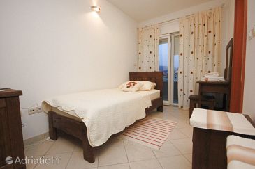 Bedroom Kaštel Lukšić, Bedroom u smještaju tipa room, dostupna klima i WIFI.