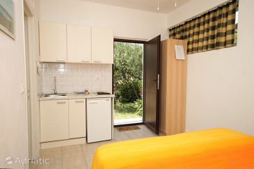 Kitchen Uvala Soline, Kitchen u smještaju tipa studio-apartment, WIFI.
