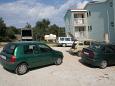Parking lot - Rooms 4076 Parking lot Jakišnica (Pag) - Accommodation 4076 - Rooms near sea with pebble beach.