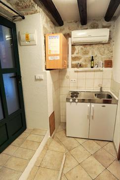 Kitchen Split, Kitchen u smještaju tipa studio-apartment, dostupna klima i WIFI.