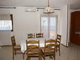 Dining room Podstrana, Dining room u smještaju tipa apartment, dostupna klima i WIFI.