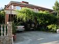 Parking lot Jelsa, Hvar, Parking lot 4628 - Apartments with pebble beach.