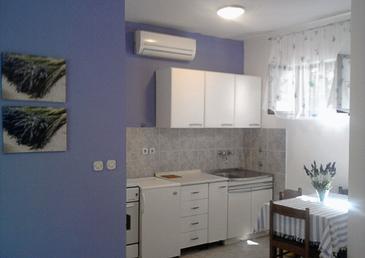 Kitchen Jelsa, Kitchen u smještaju tipa studio-apartment, dostupna klima, dopusteni kucni ljubimci i WIFI.
