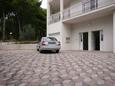 Parking lot Duće, Omiš, Parking lot 4664 - Apartments blizu mora with sandy beach.