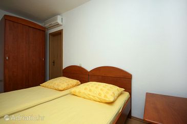 Bedroom Podgora, Bedroom u smještaju tipa room, dostupna klima i WIFI.