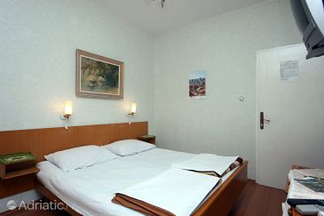 Bedroom Mlini, Bedroom u smještaju tipa room, dopusteni kucni ljubimci i WIFI.