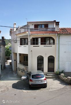 Hébergement - Appartements et chambres 5302 Hébergement Vrbnik (Krk) - Logement 5302 - Appartements et chambres avec une plage de galets.