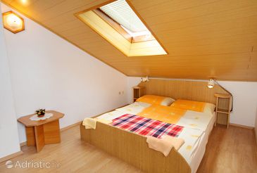 Bedroom Njivice, Bedroom u smještaju tipa room, dostupna klima, dopusteni kucni ljubimci i WIFI.