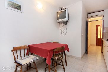 Dining room Uvala Solotiša, Dining room u smještaju tipa apartment, dostupna klima i WIFI.