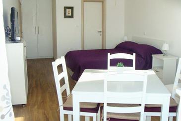 Dining room Sukošan, Dining room u smještaju tipa studio-apartment, dostupna klima i WIFI.