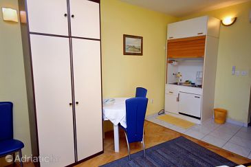 Dining room Lokva Rogoznica, Dining room u smještaju tipa studio-apartment, dopusteni kucni ljubimci i WIFI.