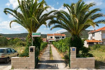 Property - Apartments 6015 Property Vinišće (Trogir) - Accommodation 6015 - Apartments near sea with pebble beach.