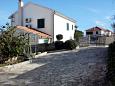 Parking lot Postira, Brač, Parking lot 6048 - Apartments blizu mora with pebble beach.