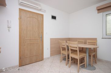 Dining room Jakišnica, Dining room u smještaju tipa apartment, dostupna klima, dopusteni kucni ljubimci i WIFI.