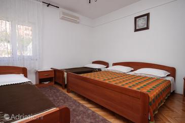 Bedroom Metajna, Bedroom u smještaju tipa room, dostupna klima i WIFI.