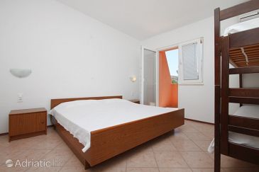 Bedroom Metajna, Bedroom u smještaju tipa room, dostupna klima i WIFI.