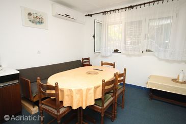 Dining room Makarska, Dining room u smještaju tipa apartment, dostupna klima i WIFI.