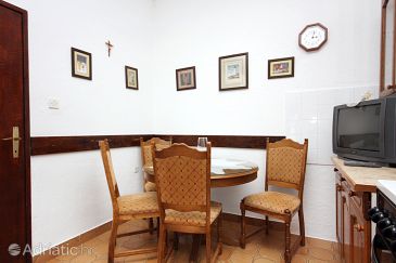 Dining room Postira, Dining room u smještaju tipa apartment, dostupna klima.