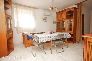 Dining room Valbandon, Dining room u smještaju tipa apartment, dostupna klima i WIFI.