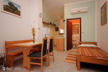 Dining room Fažana, Dining room u smještaju tipa studio-apartment, dostupna klima i WIFI.