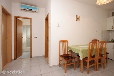 Dining room Supetar, Dining room u smještaju tipa apartment, dostupna klima i WIFI.