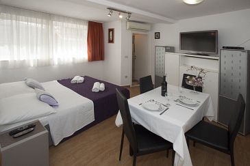 Dining room Split, Dining room u smještaju tipa studio-apartment, dostupna klima, dopusteni kucni ljubimci i WIFI.