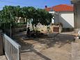 Parking lot Ugljan, Ugljan, Parking lot 8266 - Apartments blizu mora with pebble beach.