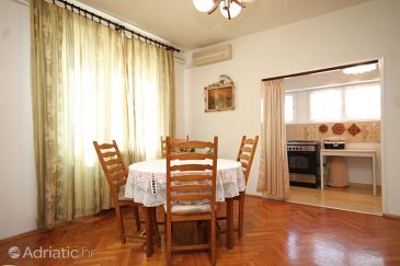 Dining room Ugljan, Dining room u smještaju tipa apartment, dostupna klima, dopusteni kucni ljubimci i WIFI.