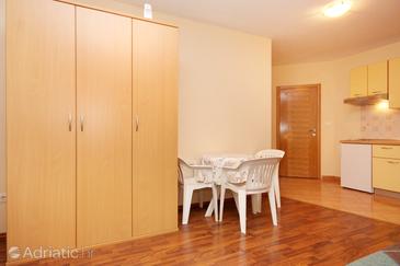 Dining room Turanj, Dining room u smještaju tipa studio-apartment, dopusteni kucni ljubimci i WIFI.