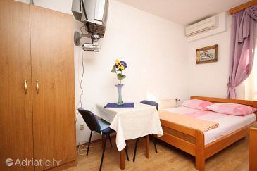 Dining room Kaštel Kambelovac, Dining room u smještaju tipa studio-apartment, WIFI.