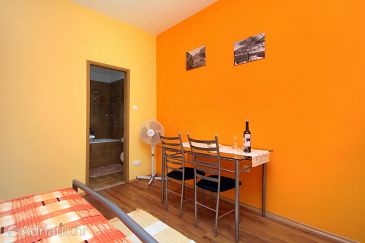 Dining room Vrisnik, Dining room u smještaju tipa studio-apartment, dopusteni kucni ljubimci i WIFI.