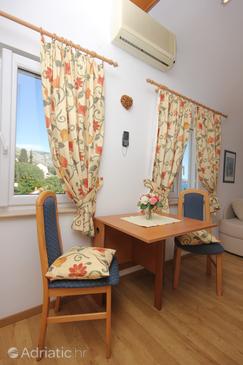 Dining room Mlini, Dining room u smještaju tipa studio-apartment, dostupna klima i WIFI.