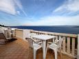 Shared terrace Račišće, Shared terrace u smještaju tipa studio-apartment, s pogledom na more.