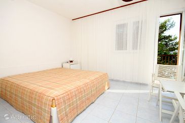 Bedroom Stara Novalja, Bedroom u smještaju tipa room, WIFI.